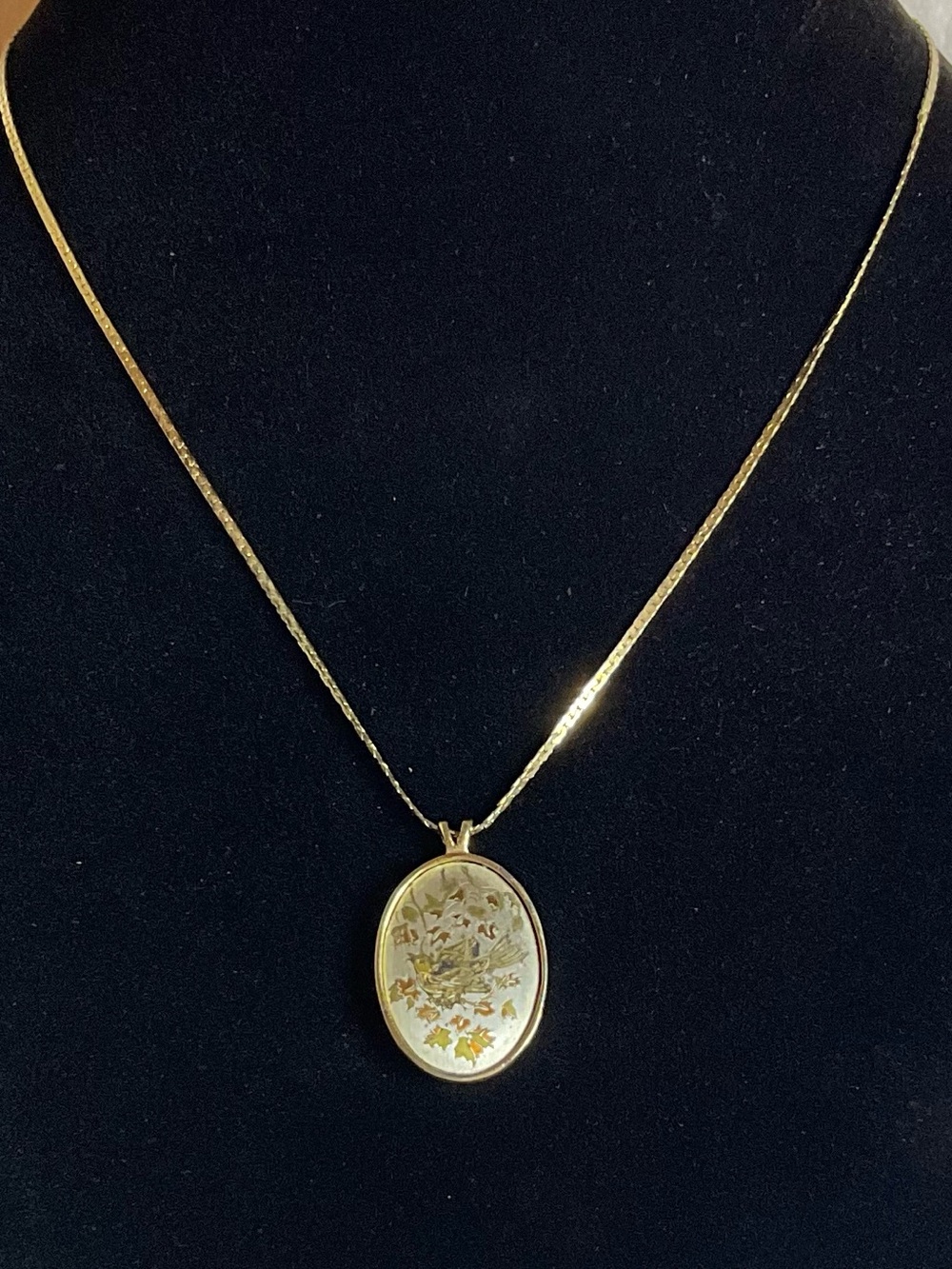 Vintage Reed & Barton Damascene Gold-Tone Oval Bird and Leaf Pendant Necklace